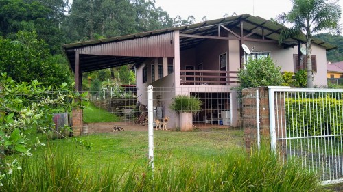 Frente com varanda e garagens