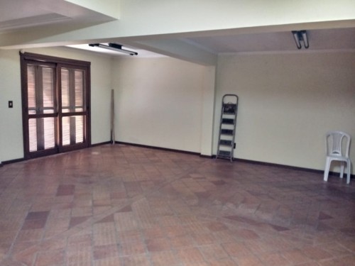 Garagem com salão de festas.