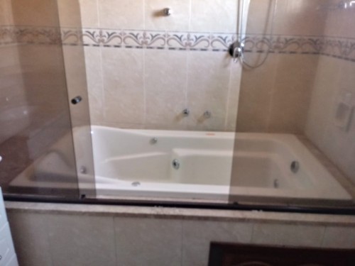 Banheiro com hidromassagem.