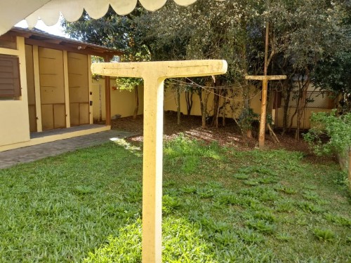 Pátio nos fundos, com pomar, canil e varal.